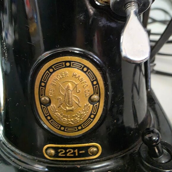 Vintage Singer Featherweight 221 Sewing Machine – 1957 – Runs - Picture 6 of 7